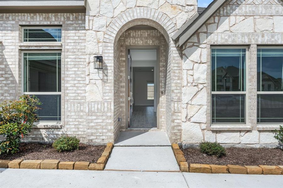 Exterior details and patio area of a home in Somerset, Venus (Image 3).