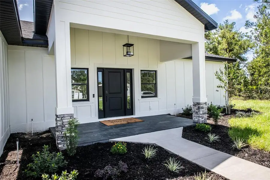Exterior details and patio area of a home in , Weeki Wachee (Image 3).