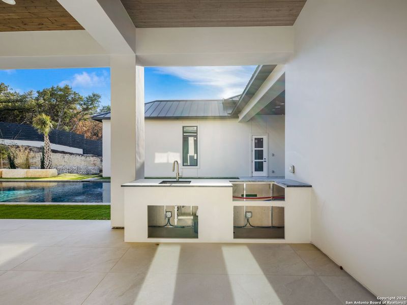 Exterior details and patio area of a home in , San Antonio (Image 16).