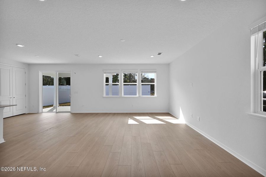 Spacious, unfurnished interior of a new home in Murray Farms, Middleburg (Image 37).