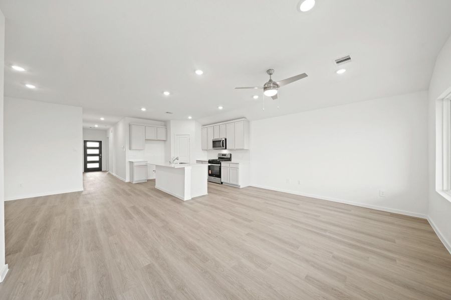 Spacious, unfurnished interior of a new home in Sunterra Lakes, Brookshire (Image 18).