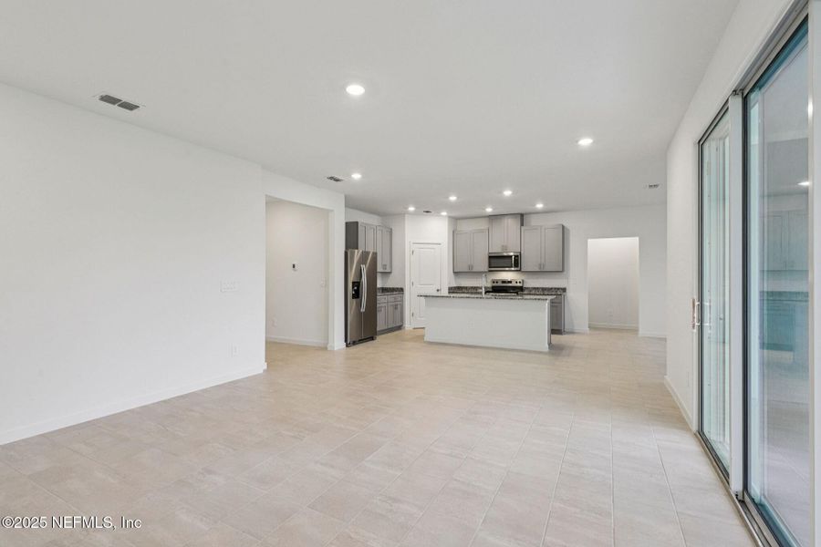 Spacious, unfurnished interior of a new home in Azalea Creek, Jacksonville (Image 38).