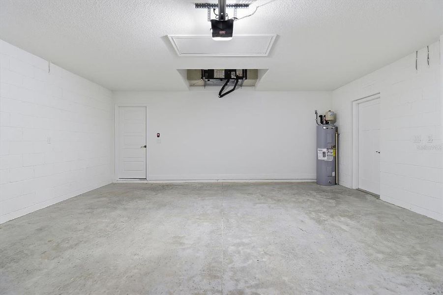 Spacious, unfurnished interior of a new home in , Dunnellon (Image 23).