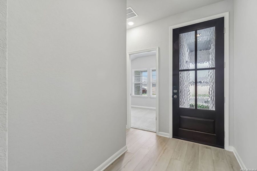 Spacious, unfurnished interior of a new home in Thomas Pond, San Antonio (Image 20).