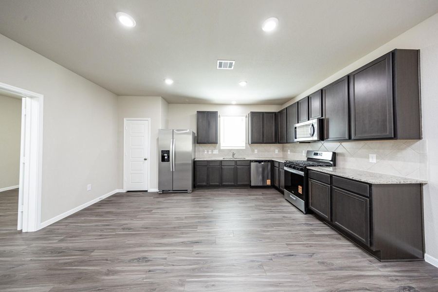 Spacious, unfurnished interior of a new home in Mackenzie Creek, Conroe (Image 13). Spacious, unfurnished interior of a new home in Mackenzie Creek, Conroe (Image 13).