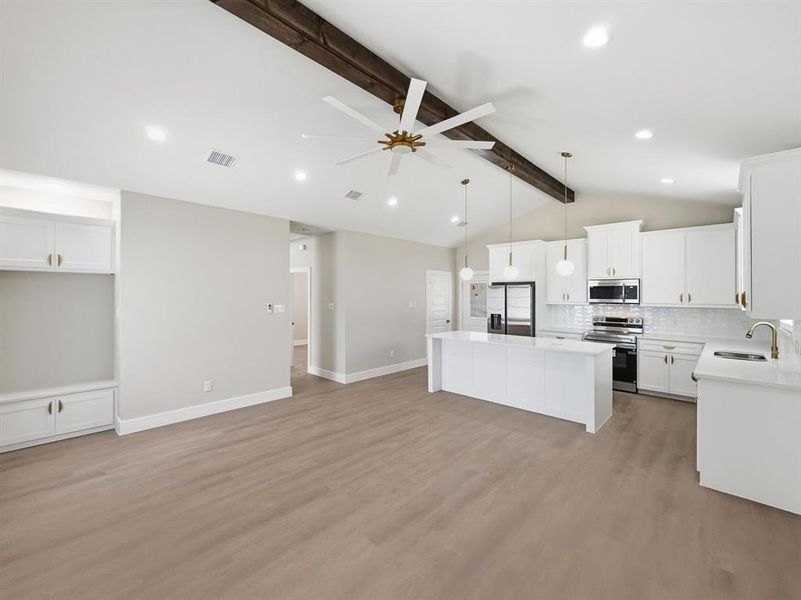 Spacious, unfurnished interior of a new home in , Granbury (Image 16).