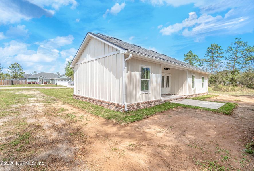 Exterior details and patio area of a home in , Macclenny (Image 36).