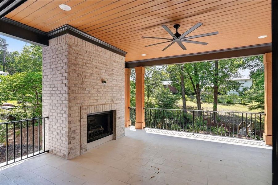 Exterior details and patio area of a home in , Roswell (Image 4).