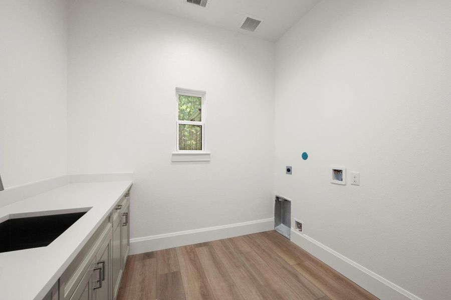 Spacious, unfurnished interior of a new home in , Huntsville (Image 32).