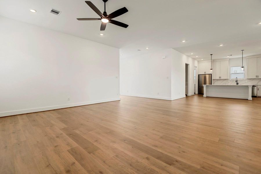 Spacious, unfurnished interior of a new home in Hallimore Ranch, Rosenberg (Image 18).