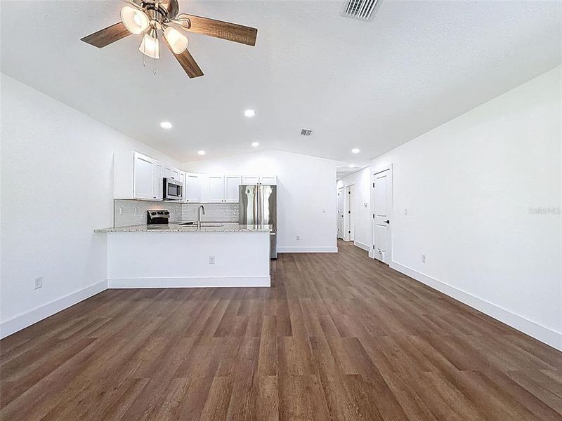 Spacious, unfurnished interior of a new home in , Weeki Wachee (Image 24).