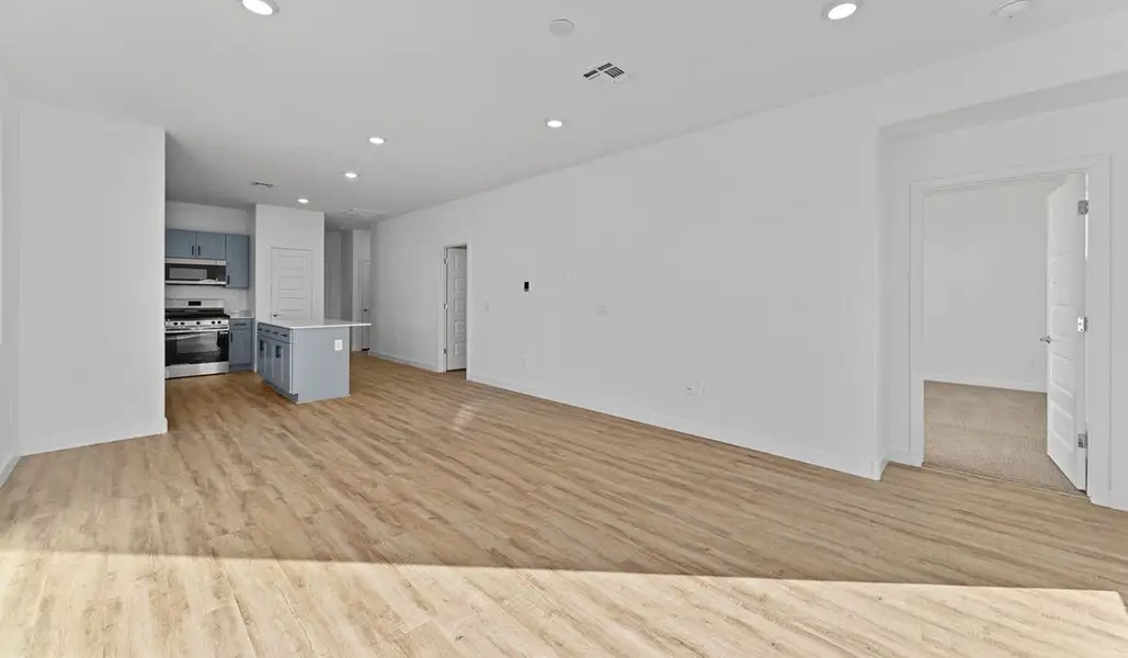 Spacious, unfurnished interior of a new home in Entrada Del Toro at Rancho Sahuarita, Sahuarita (Image 16).