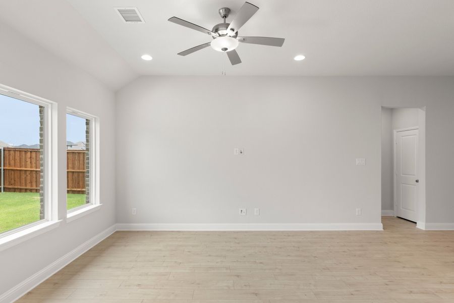Spacious, unfurnished interior of a new home in Creekside, Royse City (Image 15).