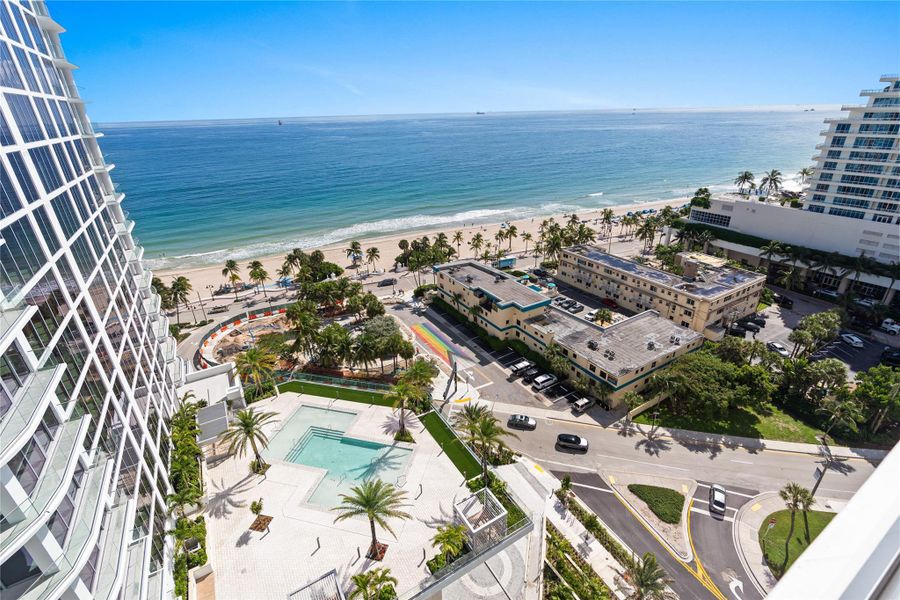 Condo located in Fort Lauderdale, FL showcasing its design and architecture (Image 3).