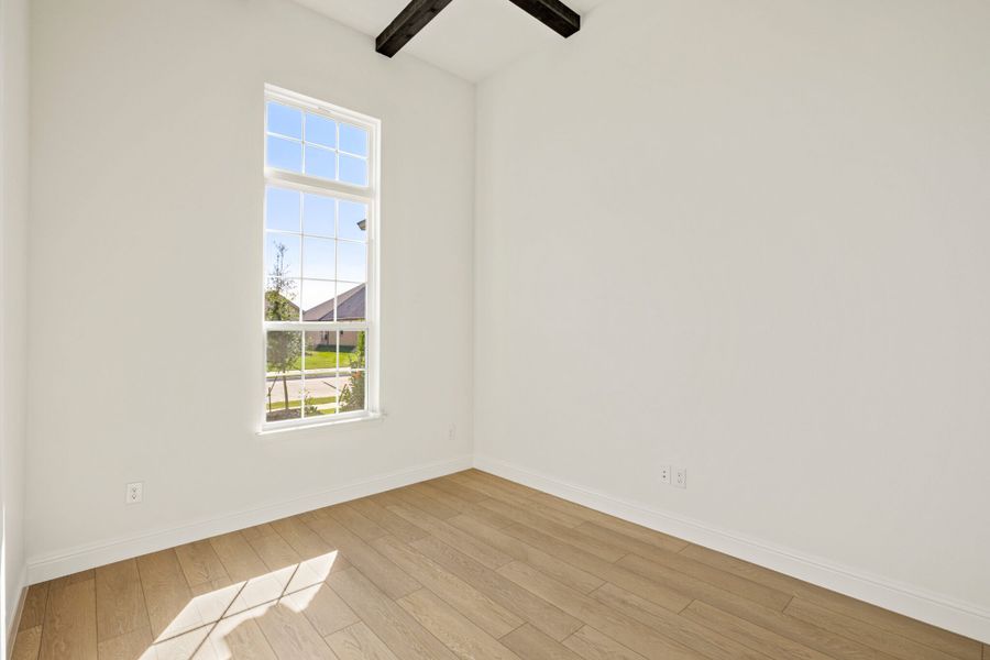 Spacious, unfurnished interior of a new home in Myrtle Creek, Waxahachie (Image 17).