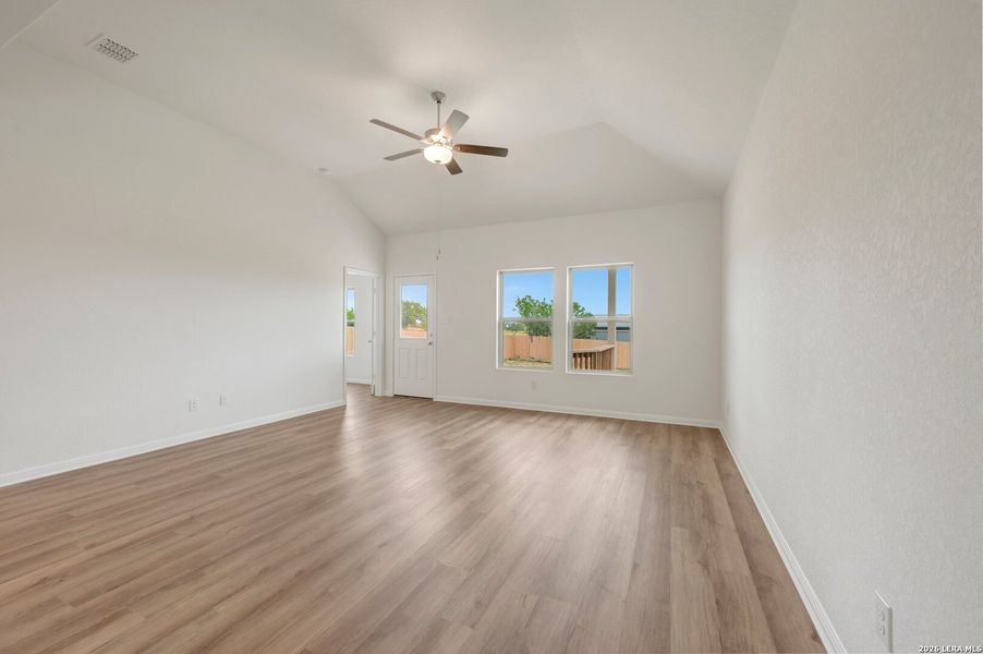 Spacious, unfurnished interior of a new home in Mesquite Ridge, San Antonio (Image 25).