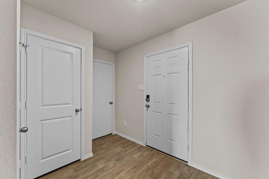 Spacious, unfurnished interior of a new home in Avenida, Converse (Image 32).