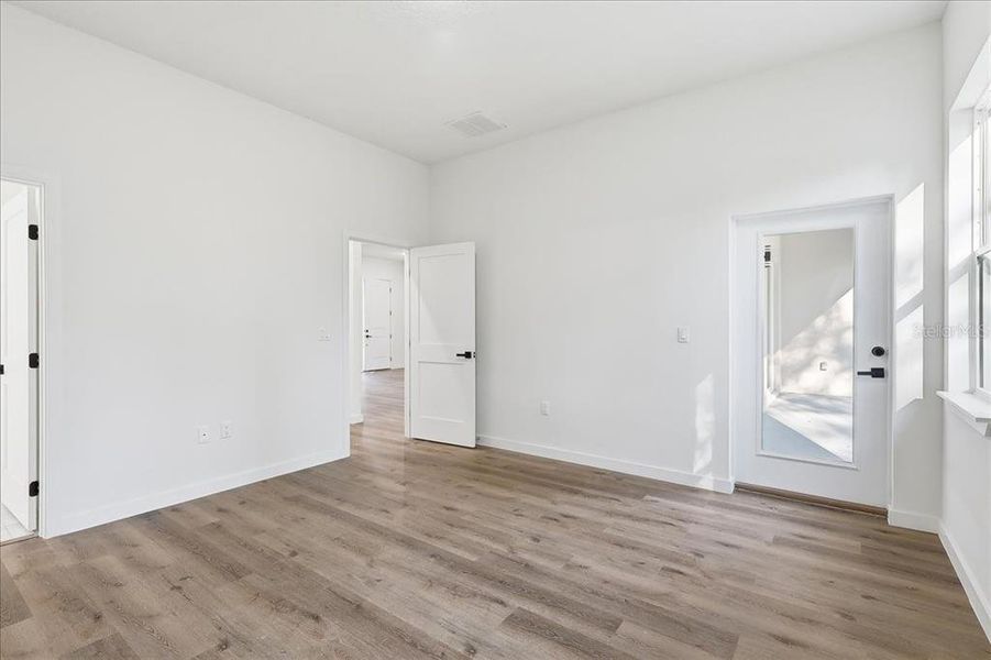 Spacious, unfurnished interior of a new home in , Citrus Springs (Image 15).