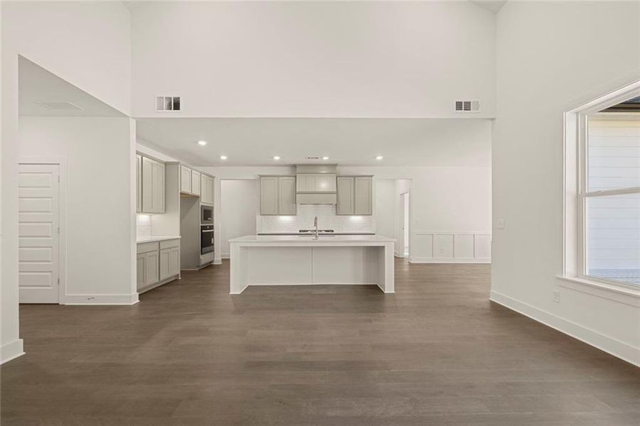 Spacious, unfurnished interior of a new home in , Gainesville (Image 24).