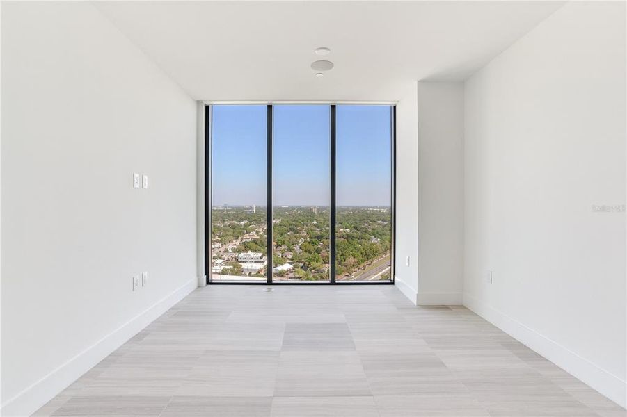 Spacious, unfurnished interior of a new home in The Ritz-Carlton Residences, Tampa (Image 23).