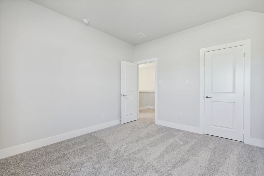 Spacious, unfurnished interior of a new home in Dove Hollow, Waxahachie (Image 29).