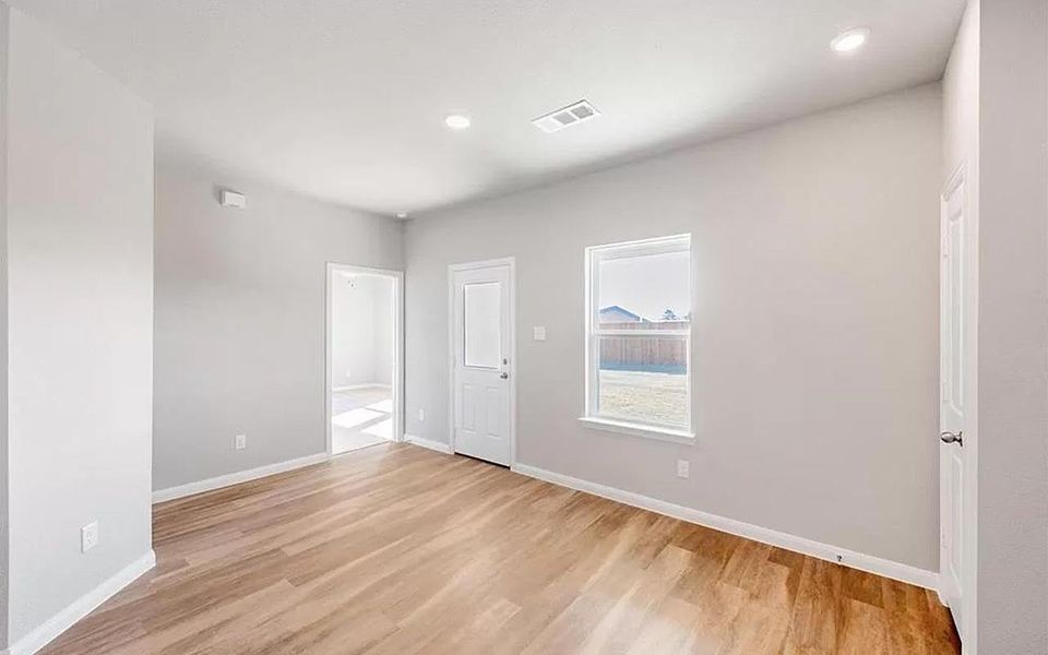 Spacious, unfurnished interior of a new home in Perkinsville, Chino Valley (Image 15).