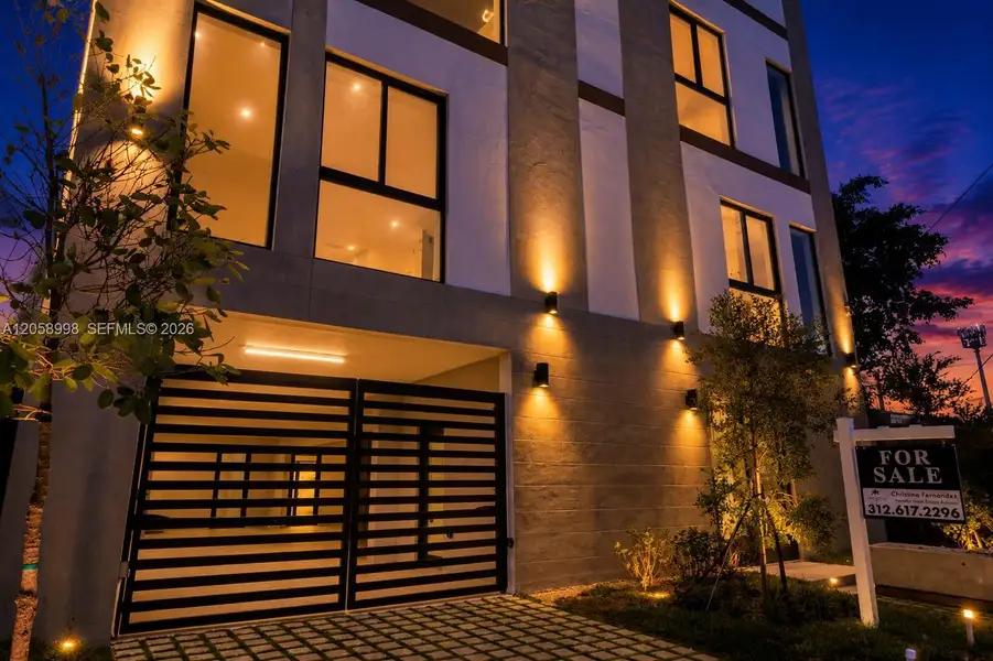 Condo located in Miami, FL showcasing its design and architecture (Image 3).