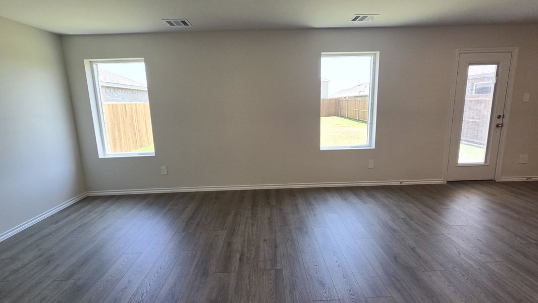 Spacious, unfurnished interior of a new home in Creekside Ranch, Blue Ridge (Image 7).