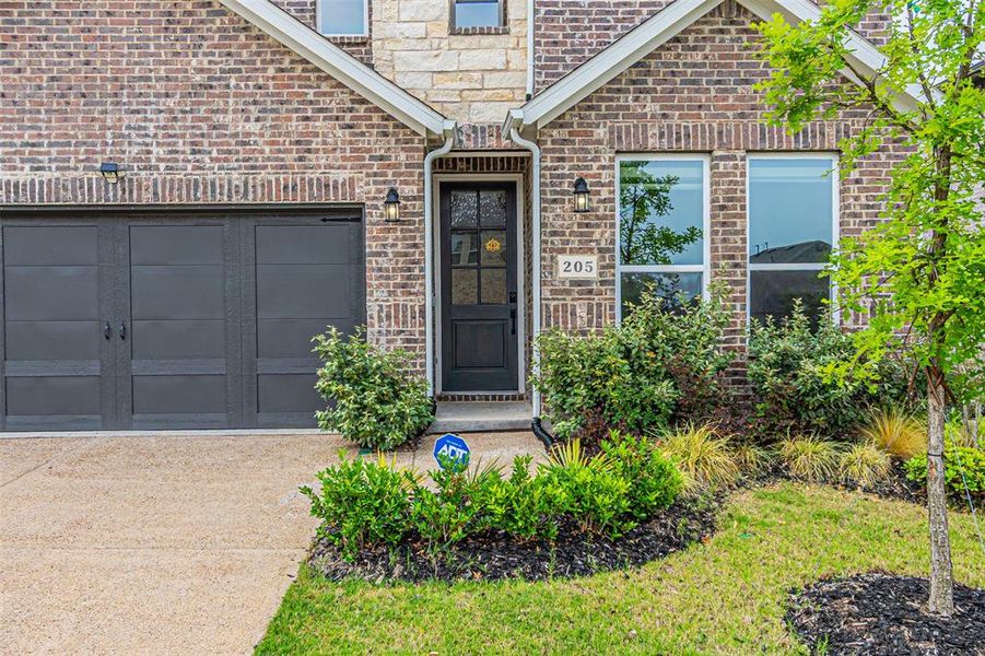 Exterior details and patio area of a home in Stoneridge, Melissa (Image 27).