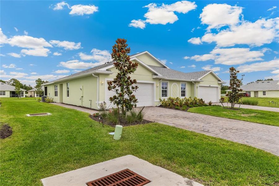 Exterior details and patio area of a home in Heritage Lake Park, Punta Gorda (Image 14).