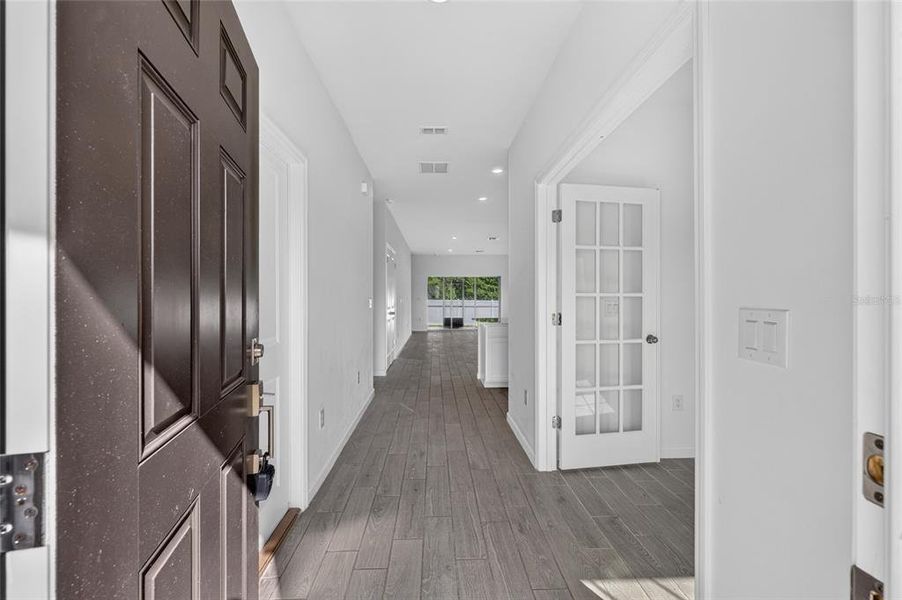 Spacious, unfurnished interior of a new home in Heath Preserve, Ocala (Image 16).
