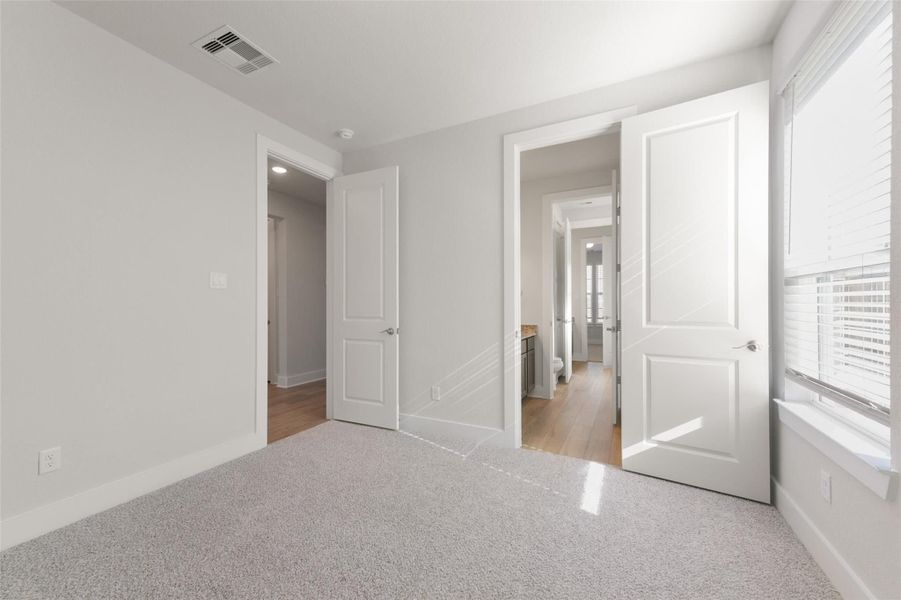 Spacious, unfurnished interior of a new home in Lago Mar, La Marque (Image 29).