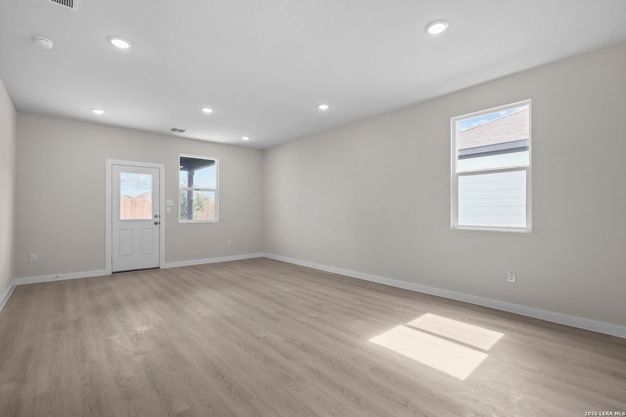 Spacious, unfurnished interior of a new home in Spring Creek, San Antonio (Image 24).