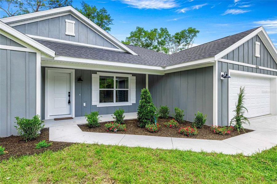 Exterior details and patio area of a home in , Ocala (Image 3).