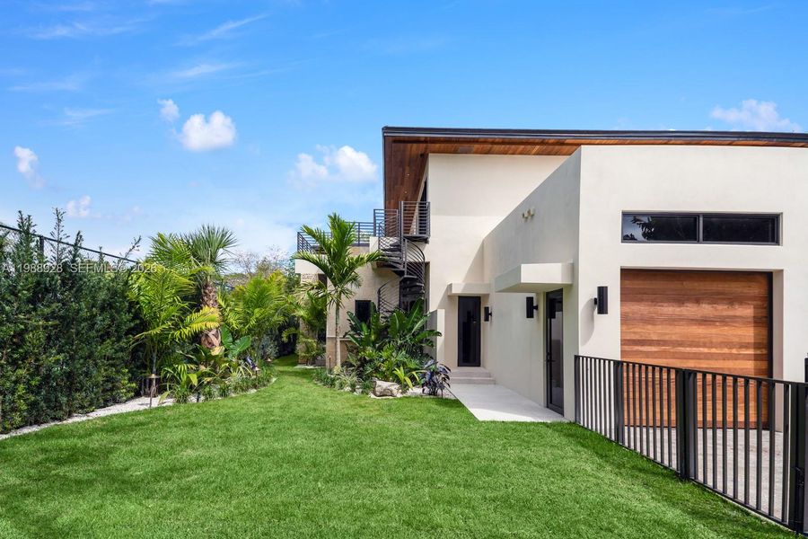 Exterior details and patio area of a home in , Miami (Image 34).