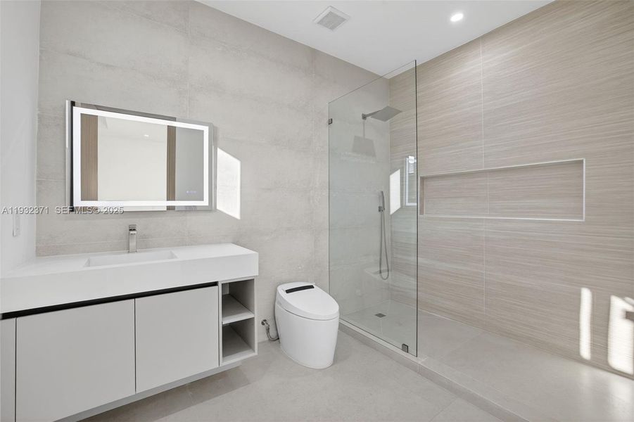 Furnished interior view inside a new home in , Fort Lauderdale (Image 41).