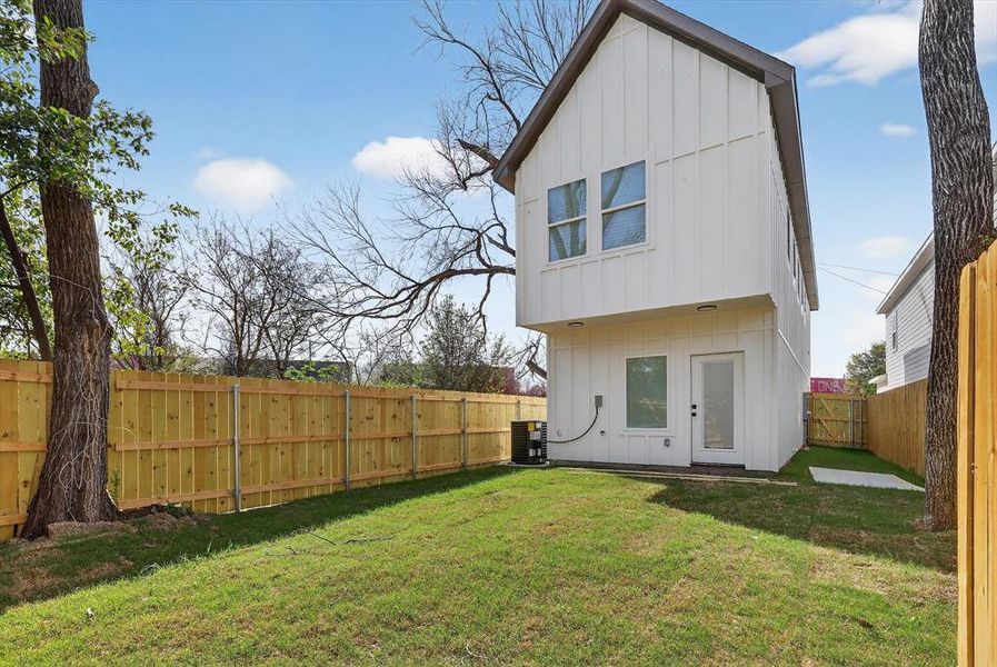 Exterior details and patio area of a home in , Dallas (Image 3).