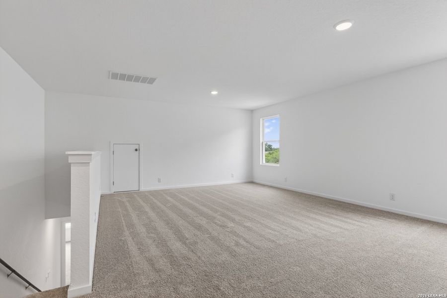 Spacious, unfurnished interior of a new home in Hennersby Hollow, San Antonio (Image 16).