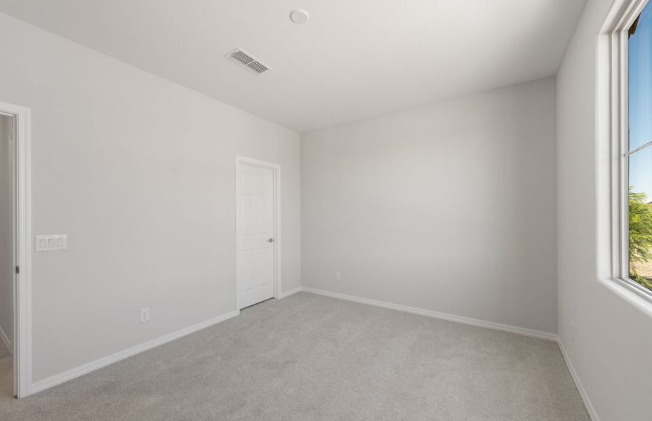 Spacious, unfurnished interior of a new home in Artisan at Asante, Surprise (Image 24).