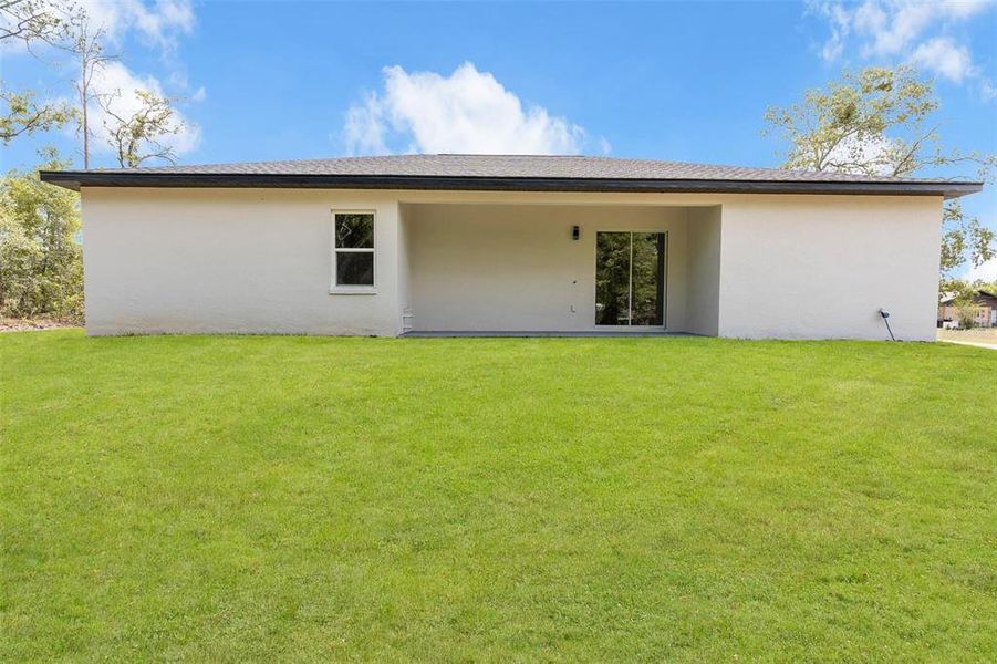 Exterior details and patio area of a home in , Dunnellon (Image 33).
