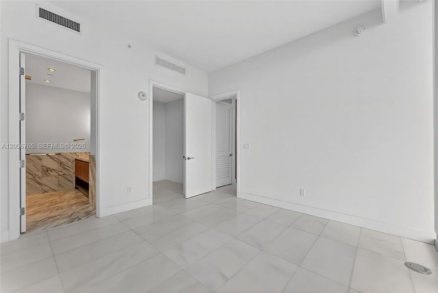 Spacious, unfurnished interior of a new home in , Miami (Image 15).