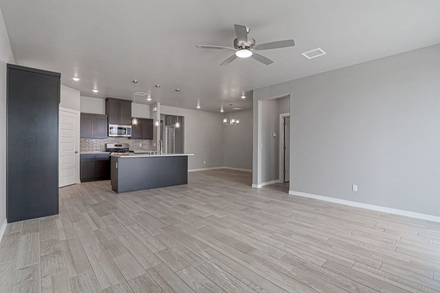 Spacious, unfurnished interior of a new home in Emerald Estates, Horizon City (Image 21).