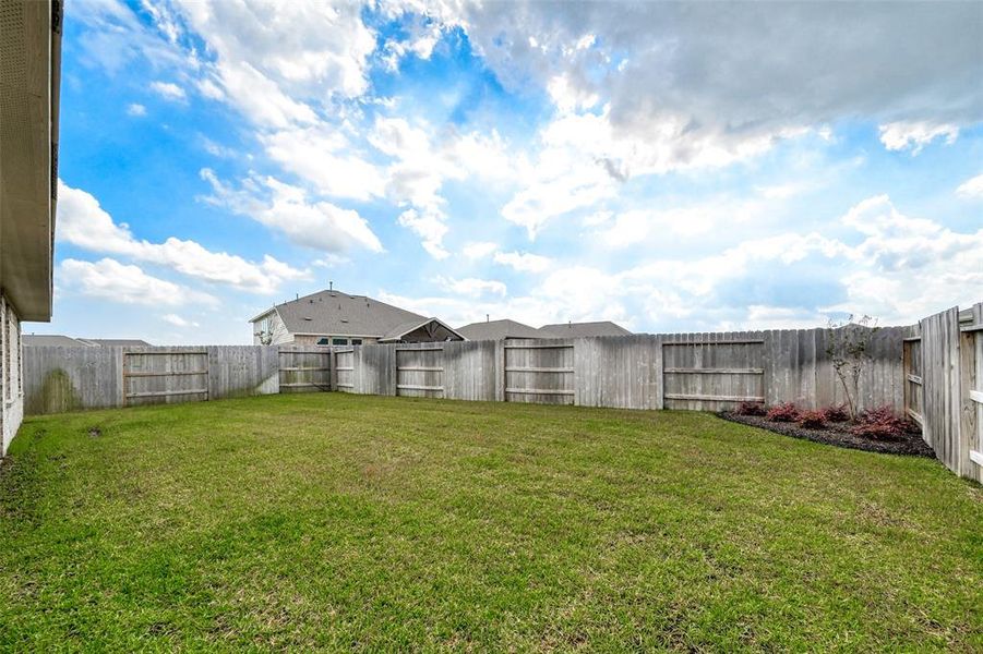 Exterior details and patio area of a home in Lago Mar, Texas City (Image 21).