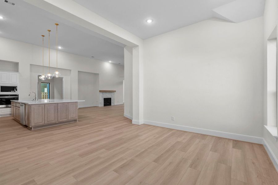 Spacious, unfurnished interior of a new home in Colton, Montgomery (Image 20).