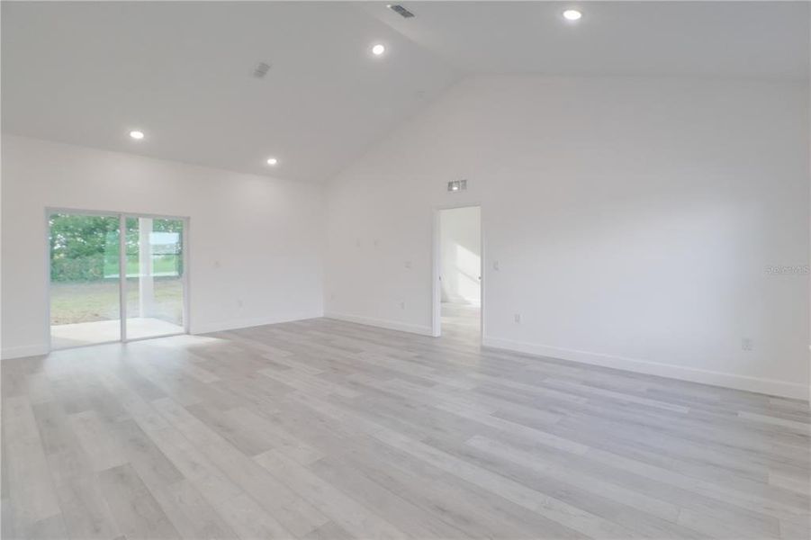 Spacious, unfurnished interior of a new home in , Ocala (Image 11).