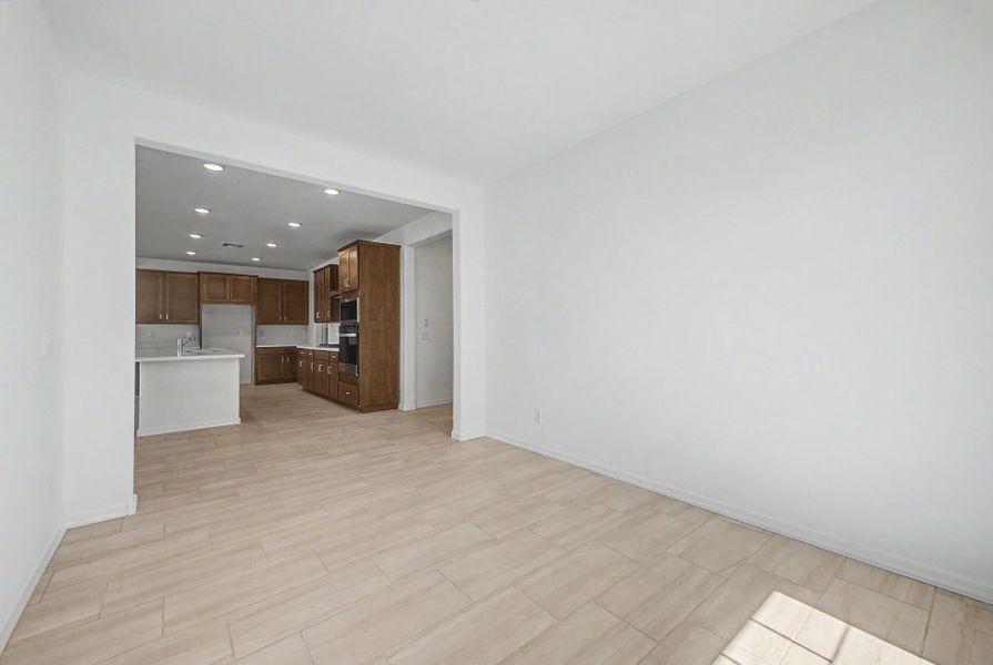 Spacious, unfurnished interior of a new home in Las Ventanas, Goodyear (Image 7).