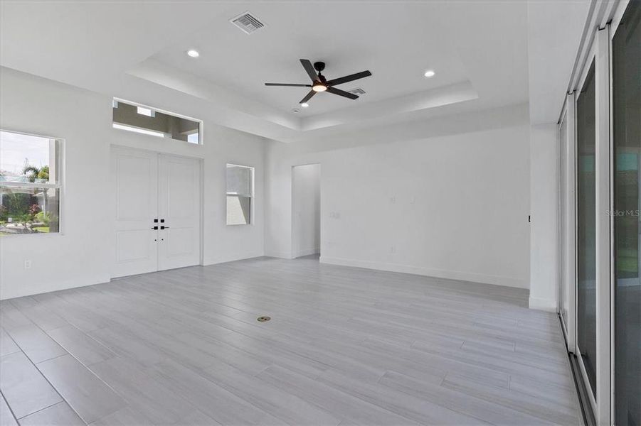 Spacious, unfurnished interior of a new home in , Port Charlotte (Image 15).