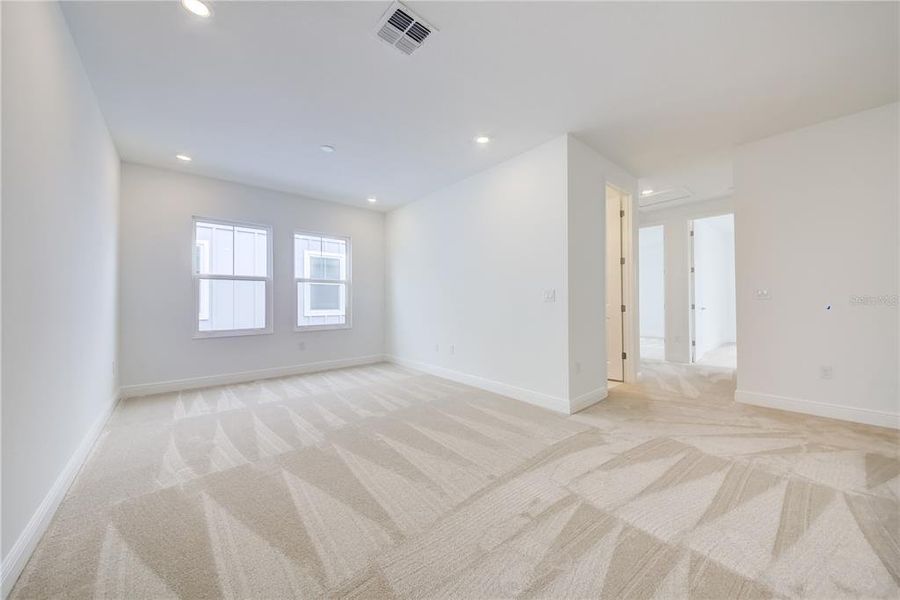 Spacious, unfurnished interior of a new home in Bungalow Walk at Lakewood Ranch, Sarasota (Image 27).