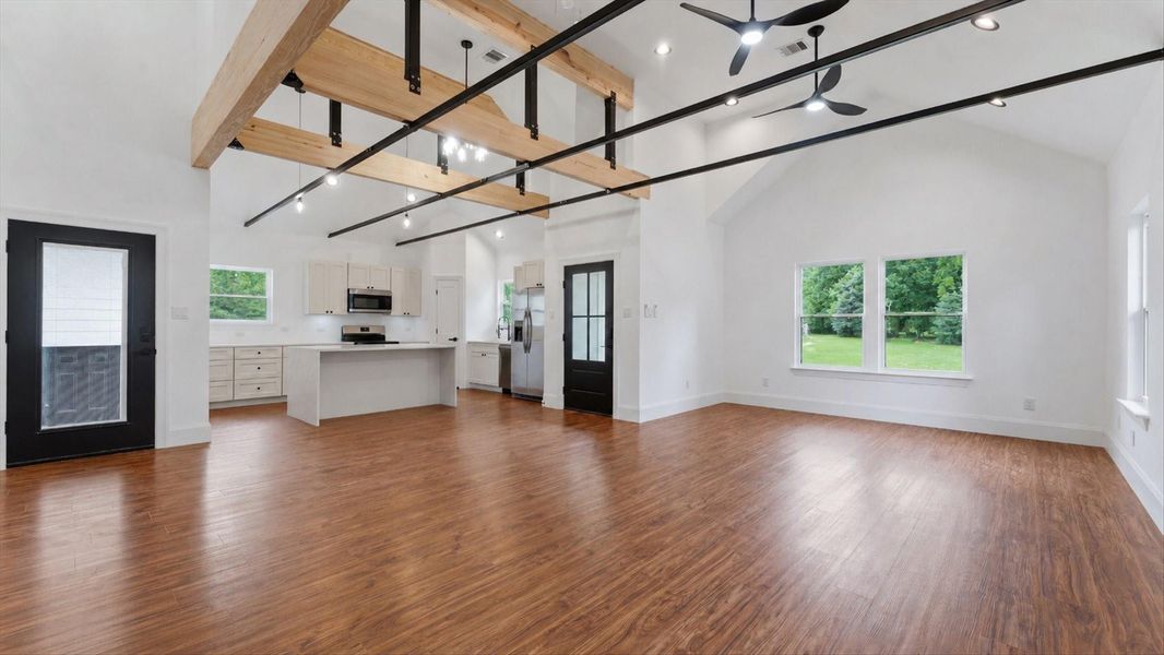 Spacious, unfurnished interior of a new home in , Conroe (Image 14).