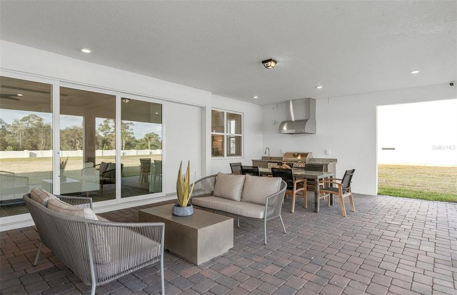 Exterior details and patio area of a home in Parkview Reserve, Orlando (Image 3). Exterior details and patio area of a home in Parkview Reserve, Orlando (Image 3).